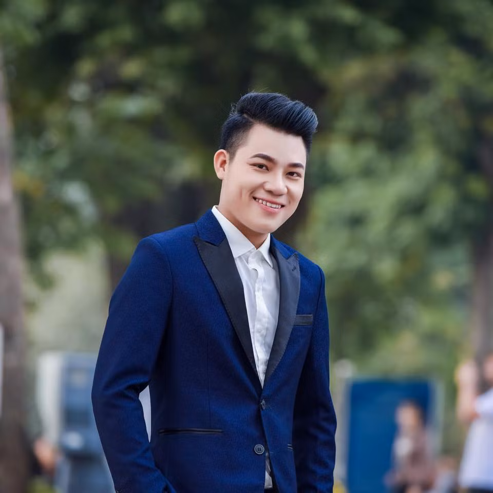 Nói về niềm đam mê Bolero của mình, Duy Cường bày tỏ: "Từ nhỏ, mình cũng chưa bao giờ mơ ước mình trở thành một ca sĩ, nhưng khi niềm đam mê đã đủ lớn thì khát khao được đứng trên sân khấu như những ca sĩ mà mình yêu thích đã thúc giục mình phải làm một điều gì đó có thể thực hiện được niềm khát khao".