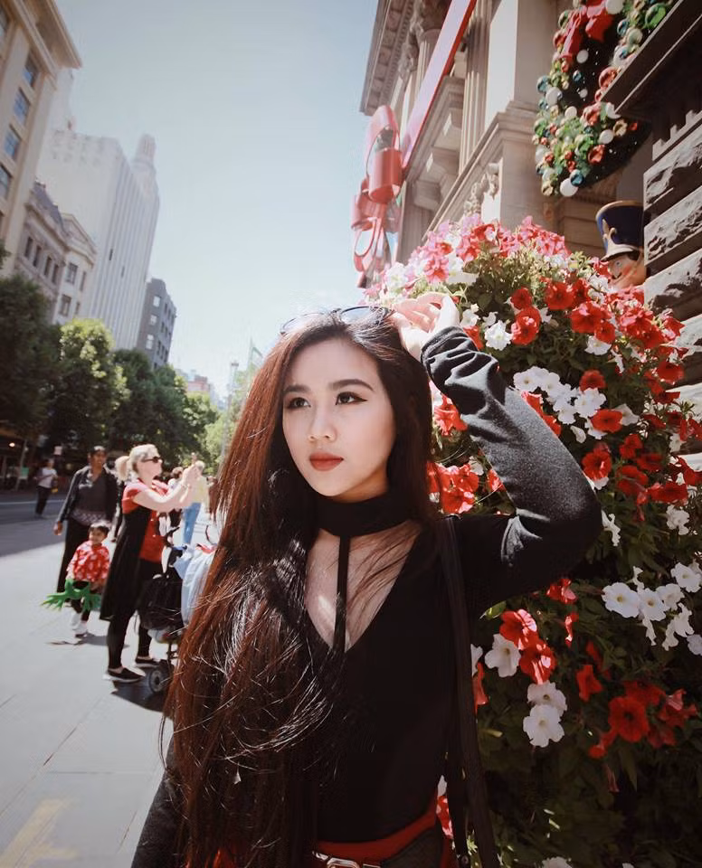 Giỏi ngoại ngữ cũng là một lợi thế giúp cô nàng 9X xinh đẹp này tự tin trên con đường du học. Năm nhất Học viện Ngân Hàng, với vốn tiếng Anh và thành tích học tập tốt, Minh Tâm may mắn nhận được học bổng du học Australia.