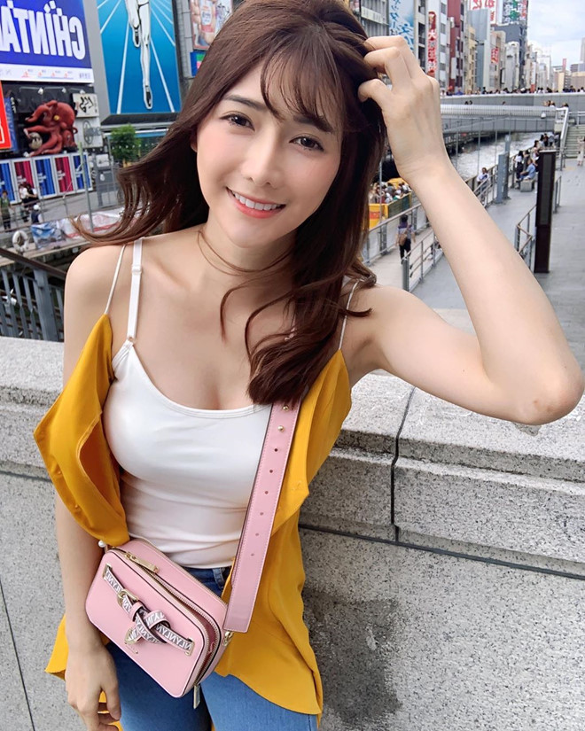 Sau bộ ảnh phụ mẹ bán cá, Liu được dân mạng khen có ngoại hình nổi bật. Cũng từ đây, 9X gắn với biệt danh "hot girl bán cá".