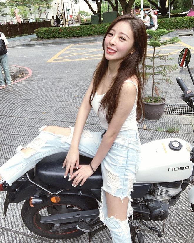 Theo tìm hiểu, bức ảnh ăn mặc hở bạo đứng bán trà sữa thực chất được Xie Yuxin chụp trong một chuyến du lịch tại Bangkok, Thái Lan và đăng tải trên Instagram cá nhân.