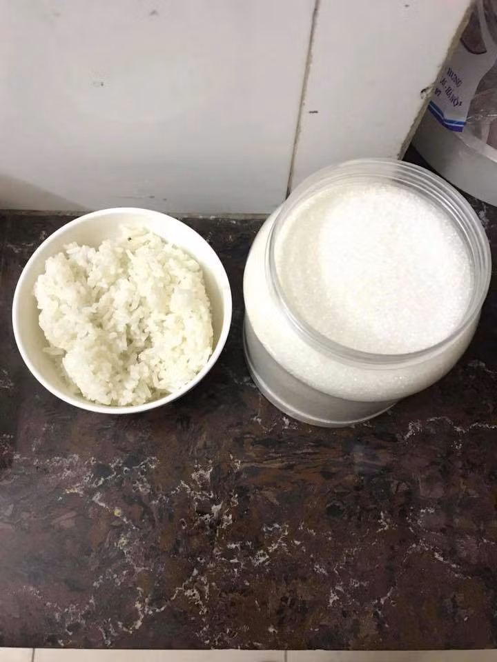 Không đắt tiền, không cầu kì, món ăn một thời tuổi thơ của thế hệ 8X, 9X như cơm tóp mỡ, cơm trộn mỡ hay cơm với nước đậu là điều mà khó có bạn trẻ thuộc 10X nào từng được trải qua.