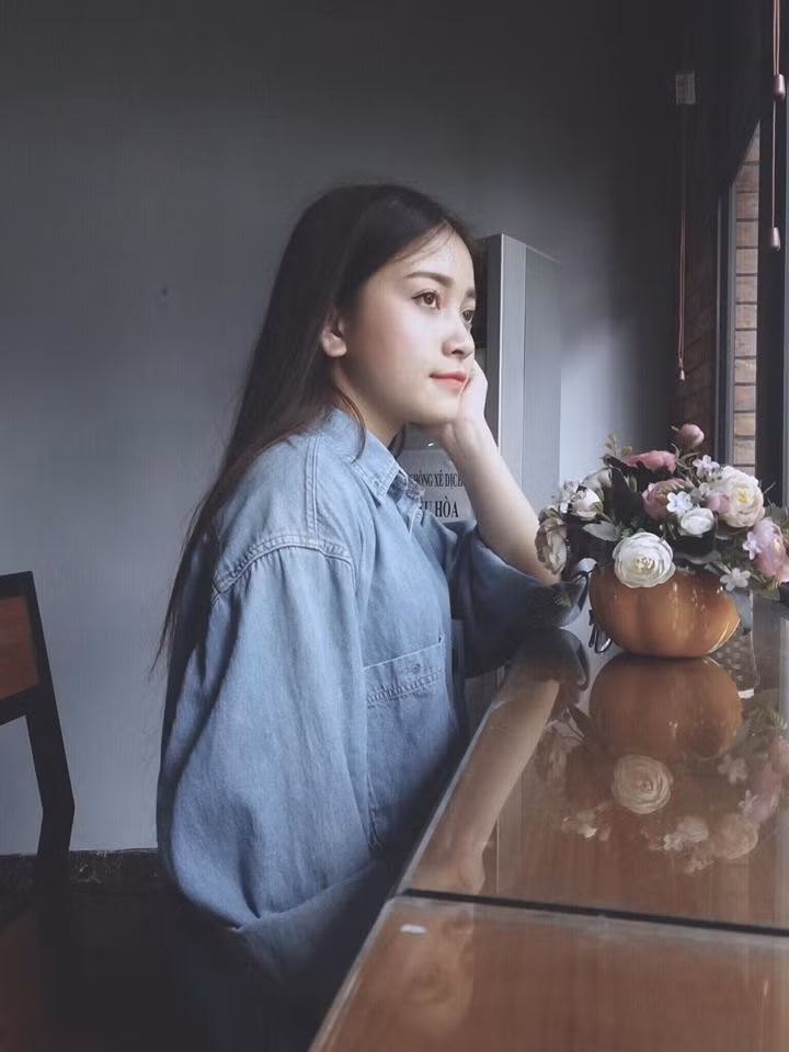 Nói về clip đưa tên tuổi mình được nhiều người biết tới, cô gái 10X Hà thành phân bua với nhiều người rằng:"Đó là một clip được quay ngẫu hứng và em làm clip để cho mọi người giải trí thôi. Kịch bản thì em tự diễn khi quay, quay tới đâu nói tới đấy vì thoại chỉ có vài câu".