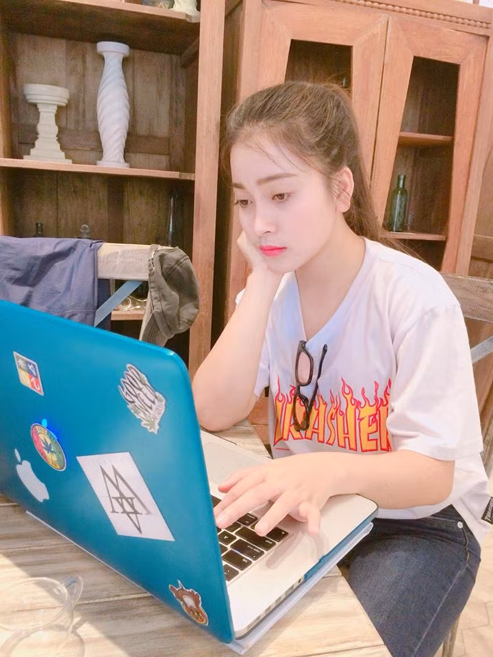 Những clip của Hằng chỉ được quay cho vui trong lúc rảnh rỗi. cô nàng xinh đẹp này cùng bạn bè tự biên tự diễn, tự nghĩ thoại trong lúc quay.