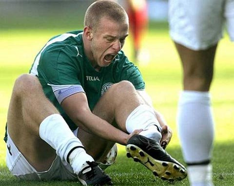 Chỉ bị trật khớp mắt cá, nhưng Jacob Olesen chịu đau đớn chẳng khác những đồng nghiệp đen đủi bị gãy chân ở trên. Tiền đạo đội Viborg (Đan Mạch) này cũng phải nghỉ thi đấu 6 tháng và không bao giờ lấy lại phong độ đỉnh cao như trước.