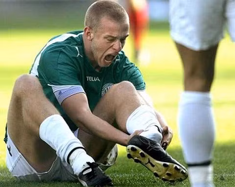 Chỉ bị trật khớp mắt cá, nhưng Jacob Olesen chịu đau đớn chẳng khác những đồng nghiệp đen đủi bị gãy chân ở trên. Tiền đạo đội Viborg (Đan Mạch) này cũng phải nghỉ thi đấu 6 tháng và không bao giờ lấy lại phong độ đỉnh cao như trước.