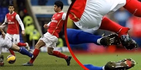 Sự nghiệp đang lên nhanh ở Arsenal của Eduardo đã khựng lại từ ngày 23/2/2008, khi chân trái của anh gãy gập vì cú vào bóng ác hiểm của cầu thủ Birmingham, Martin Taylor.