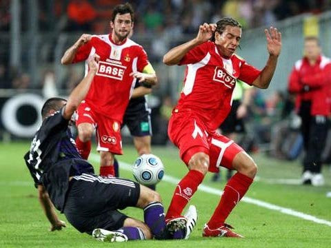 Cú đạp ác ý của Axel Witsel trong trận Anderlecht - Standard Liege hồi tháng 8/2009 làm Marcin Wasilewski gãy gập chân phải. Hậu vệ phải người Ba Lan của Anderlecht đã trải qua một loạt ca phẫu thuật để chạy chữa chấn thương này, nhưng vẫn chưa thể bình phục và chưa biết khi nào mới có thể trở lại sân cỏ.