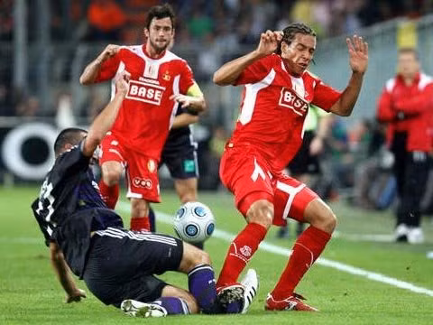 Cú đạp ác ý của Axel Witsel trong trận Anderlecht - Standard Liege hồi tháng 8/2009 làm Marcin Wasilewski gãy gập chân phải. Hậu vệ phải người Ba Lan của Anderlecht đã trải qua một loạt ca phẫu thuật để chạy chữa chấn thương này, nhưng vẫn chưa thể bình phục và chưa biết khi nào mới có thể trở lại sân cỏ.