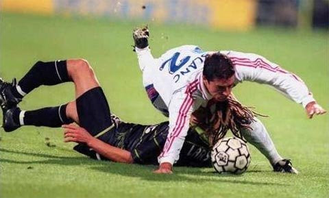 Năm 1999, khi còn khoác áo Celtic, Henrik Larsson (áo đen) đã dính một chấn thương nặng tường chừng kết thúc sự nghiệp của anh trong trận đấu với Lyon ở Cup UEFA. Chân của tiền đạo người Thụy Điển khi đó đã bị gãy ở hai vị trí và khiến anh nghỉ thi đấu 8 tháng.