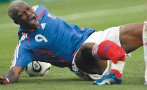 Hè 2006, khi dự trận giao hữu Djibril Cisse lại dính một chấn thương kinh hoàng đó là gãy đôi chân phải, vì pha va chạm với thủ quân tuyển Trung Quốc, Zheng Zhi. Chấn thương ngay trước thềm World Cup này khiến anh phải làm khán giả khi tuyển Pháp tranh tài tại ngày hội lớn trên đất Đức.