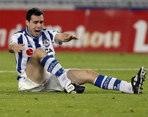 Tiền đạo Inigo Díaz de Cerio của Real Sociedad bị gãy chân vì va chạm với thủ môn đội Eibar, Zigor trong trận đấu ở giải hạng nhì Tây Ban Nha hồi tháng 11/ 2008. Một năm sau chấn thương này, Diaz de Cerio mới có thể trở lại thi đấu trong màu áo Athletic Bilbao, đội tuyển mộ anh vào hè 2009.