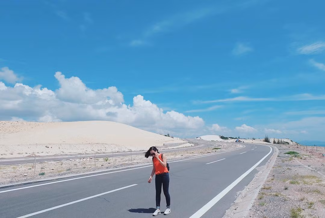 Bàu Trắng là địa điểm từng xuất hiện trong rất nhiều MV ca nhạc đình đám Việt Nam. Với cảnh sắc cực đẹp, con đường ven biển này được dân phượt mệnh danh là "Sahara Việt Nam" và rất nhiều những bức ảnh sống ảo cũng được chụp tại đây.