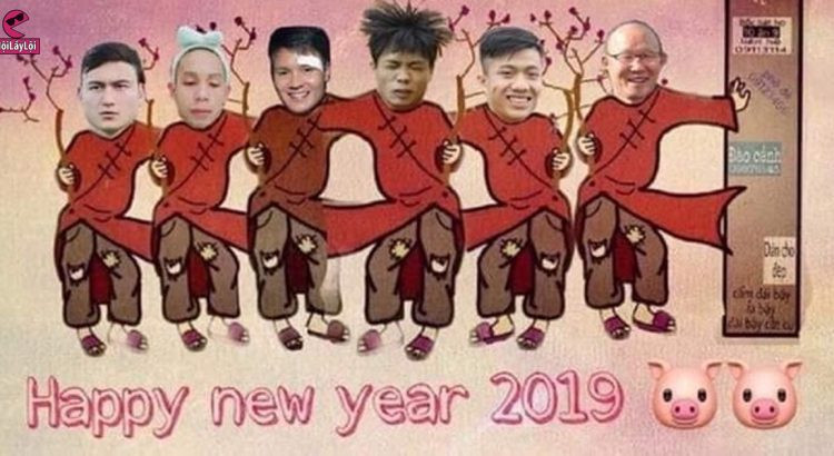 Những bức ảnh các cầu thủ đội tuyển Việt Nam với cành đào trên tay ra sân bay để trở về nước.