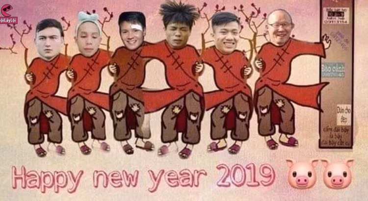 Những bức ảnh các cầu thủ đội tuyển Việt Nam với cành đào trên tay ra sân bay để trở về nước.