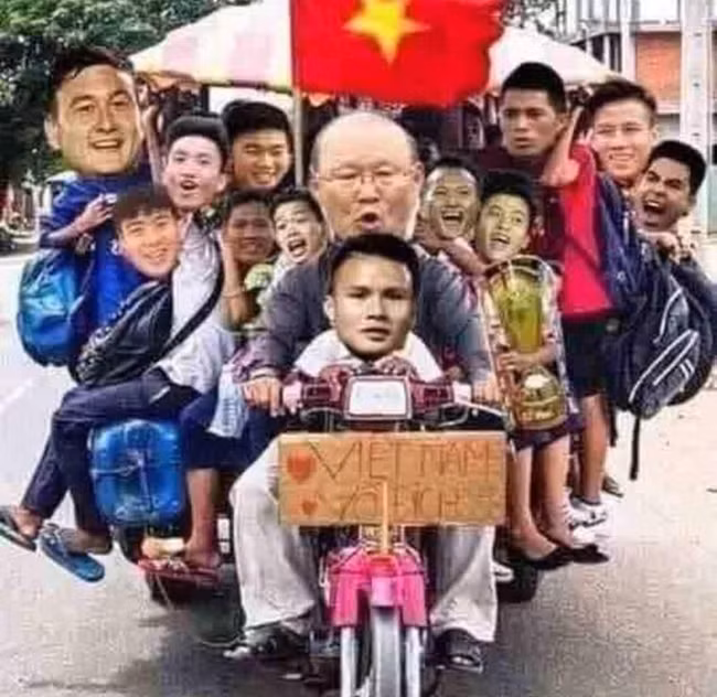 Đoàn quân của HLV Park Hang-seo cùng nhau hô vang: "Anh sẽ về, anh sẽ về, về thật nhanh đây".