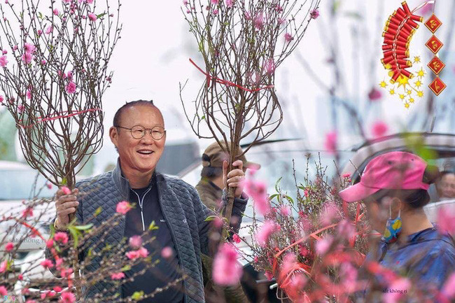 Nụ cười gây thiện cảm của HLV Park Hang-seo trên phố buôn đào Tết.