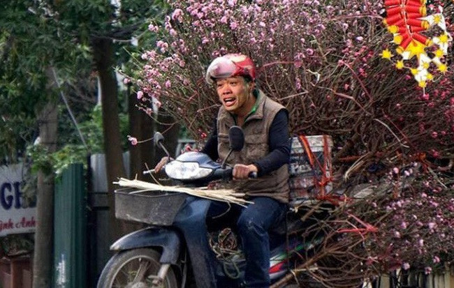 Trước đó, dân mạng đã chế ảnh các cầu thủ Việt Nam về nước tranh thủ bán đào kiếm tiền ăn Tết.