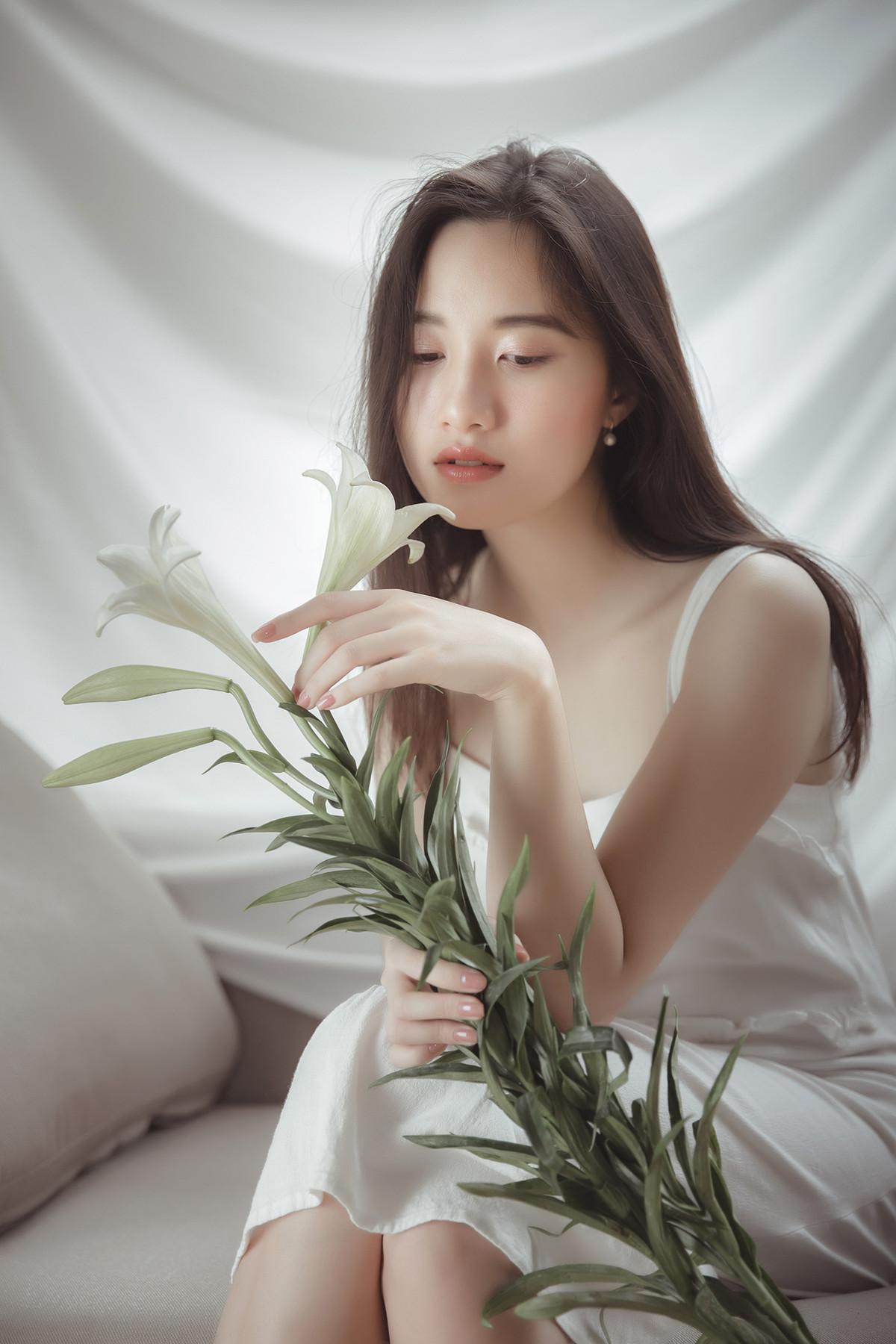 Nhìn vào tổng thể Ngọc Anh gây ấn tượng ngay lập tức bởi gương mặt ưa nhìn với làn da trắng hồng tự nhiên, " lông mày lá liễu đáng trăm quan tiền" hay chiếc mũi dọc dừa tôn lên vẻ quý phái cho khuôn mặt.