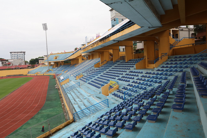 Tuy nhiên, điều đáng nói ở đây đó là SVĐ Hàng Đẫy do tuổi đời đã cao nên xuất hiện những vết nứt vỡ lớn, đặc biệt là ở phía khán đài B.