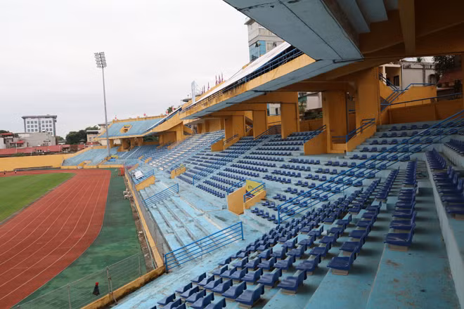 Tuy nhiên, điều đáng nói ở đây đó là SVĐ Hàng Đẫy do tuổi đời đã cao nên xuất hiện những vết nứt vỡ lớn, đặc biệt là ở phía khán đài B.