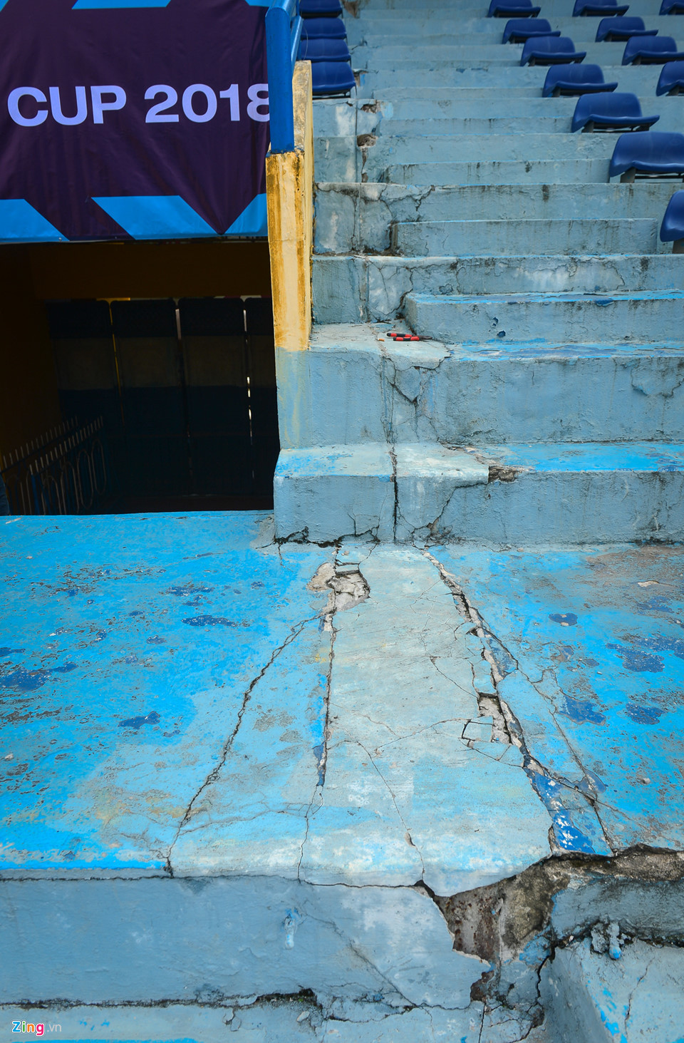 Vì sự xuống cấp của SVĐ Hàng Đẫy nên BTC AFF Cup tại Việt Nam quyết định chỉ bán 13.000 vé trận Việt Nam vs Campuchia vào hôm 24/11 cho NHM, điều này khiến nhiều người ngỡ ngàng.