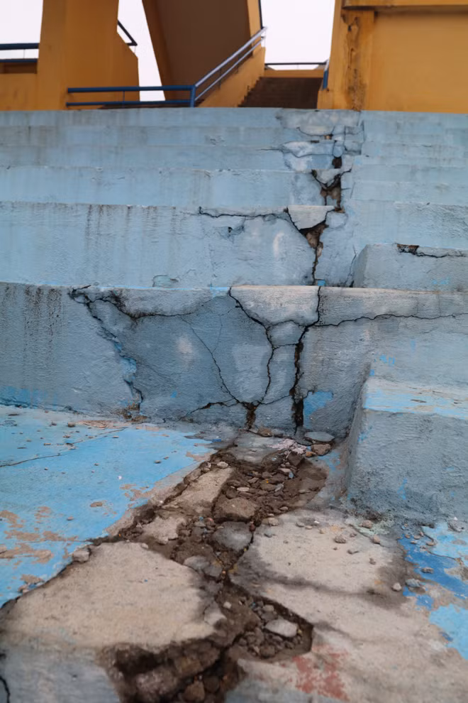 Những vết nứt bên phía khán đài B của SVĐ Hàng Đẫy là điều đáng lo ngại khi lượng CĐV sẽ dồn về đây vào tối ngày 24/11.