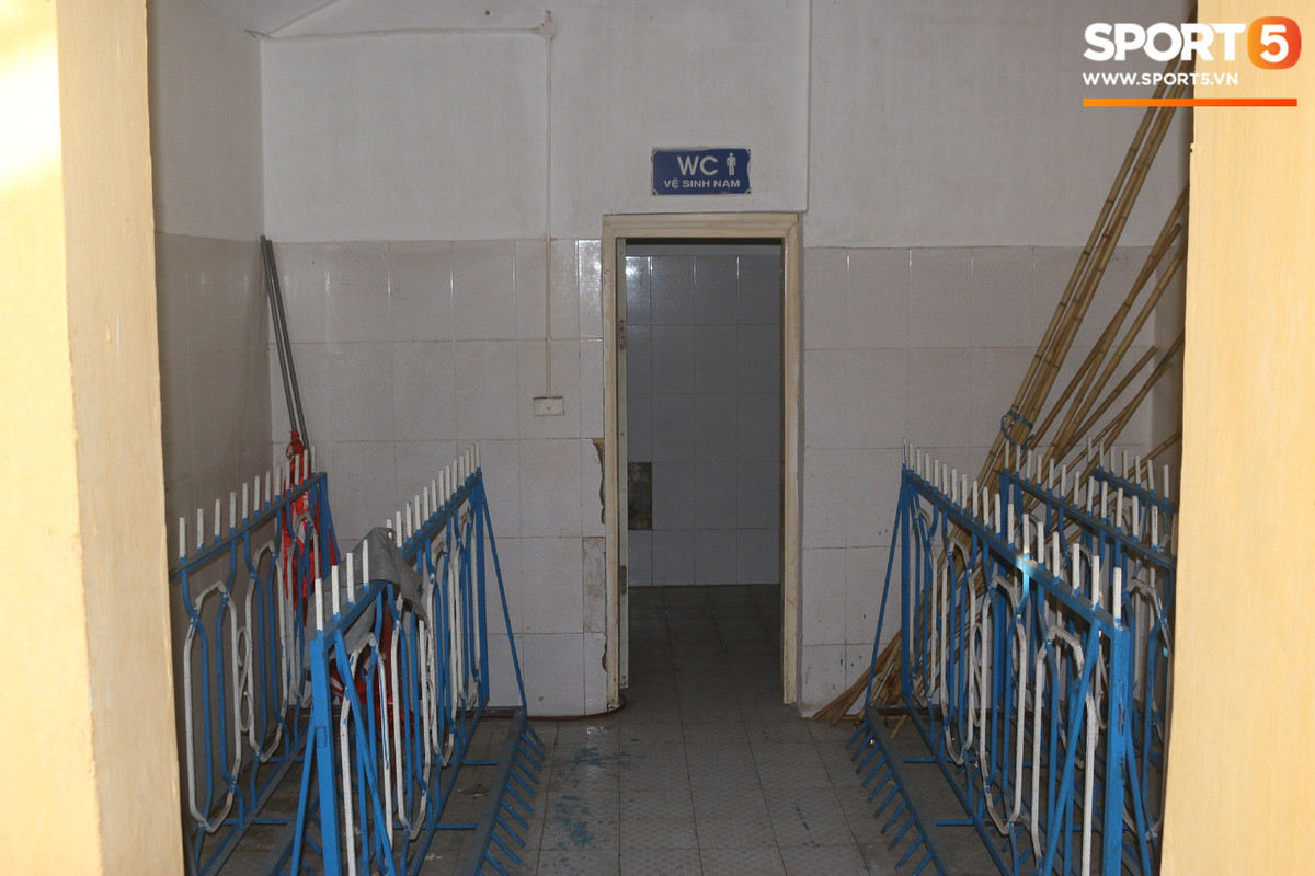 Những nhà vệ sinh ẩm thấp và xuống cấp. Chúng trở thành nơi cất giữ đồ đạc của bộ phận an ninh.