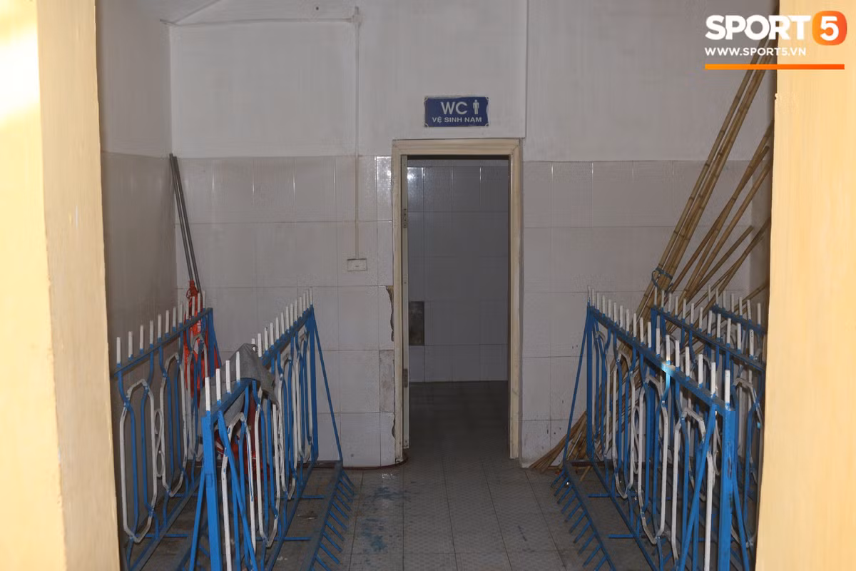 Những nhà vệ sinh ẩm thấp và xuống cấp. Chúng trở thành nơi cất giữ đồ đạc của bộ phận an ninh.