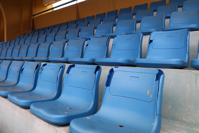 Có khoảng 15 nhân viên có mặt tại sân Hàng Đẫy. Họ tiến hành dọn dẹp, lau rửa các hàng ghế trên các khán đài và lắp các biển quảng cáo cho AFF Cup 2018.