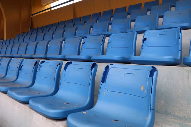 Có khoảng 15 nhân viên có mặt tại sân Hàng Đẫy. Họ tiến hành dọn dẹp, lau rửa các hàng ghế trên các khán đài và lắp các biển quảng cáo cho AFF Cup 2018.