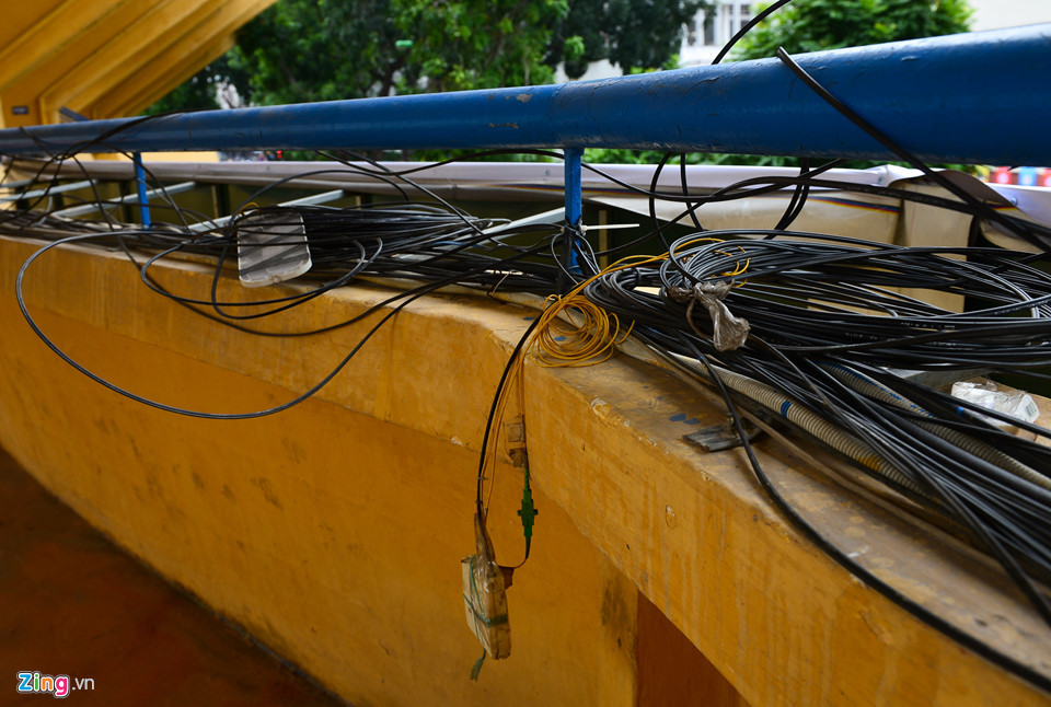 Những sợi dây điện loằng ngoằng được vắng trên lan can của SVĐ Hàng Đẫy hướng ra phố Trịnh Hoài Đức.