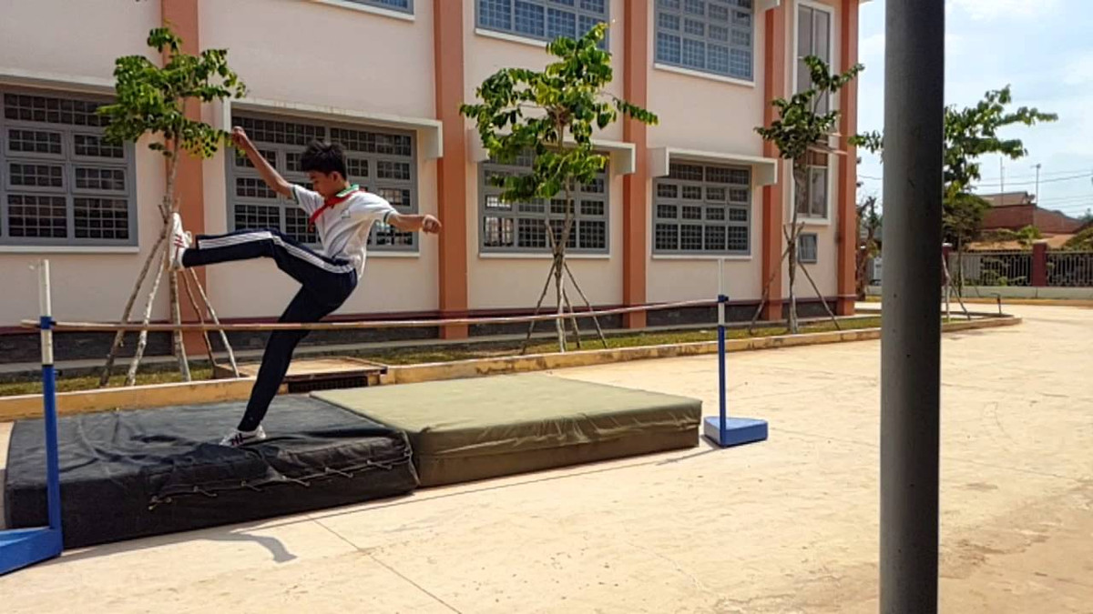 Còn nickname P.H thì cho biết: "Dạ đây là cái môn mà cấp 2 mình học mà chỉ muốn trốn vì không tài nào nhảy qua được. Cả lớp về hết rồi mình vẫn hì hục nhảy trong nước mắt".