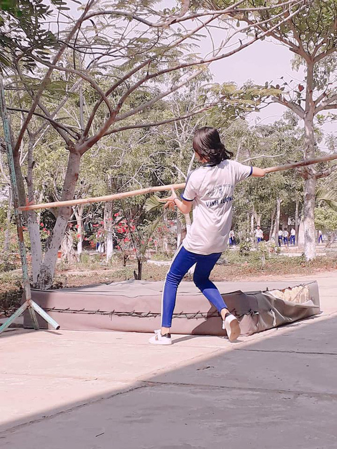 Để minh chứng cho điều này, mới đây dân mạng đào mộ lại loạt ảnh hài hước ghi lại những tư thế éo le khi chiến đấu với môn nhảy xà.