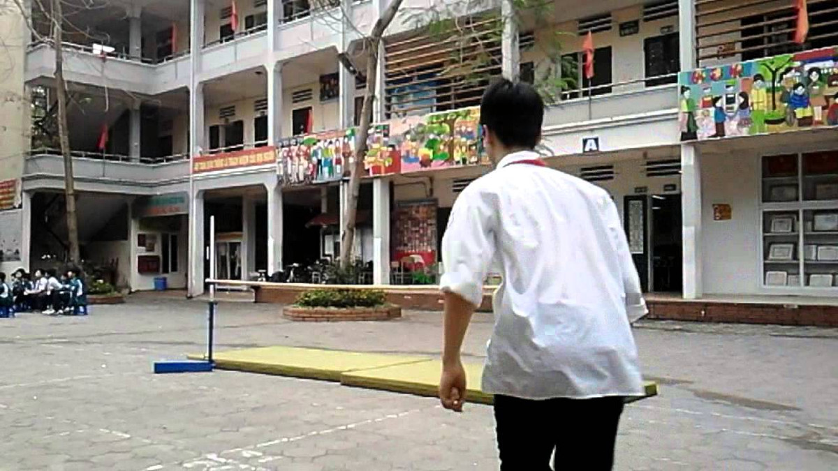 Chân xoạc rộng như thế này mà vẫn quay vào ô mất lượt.