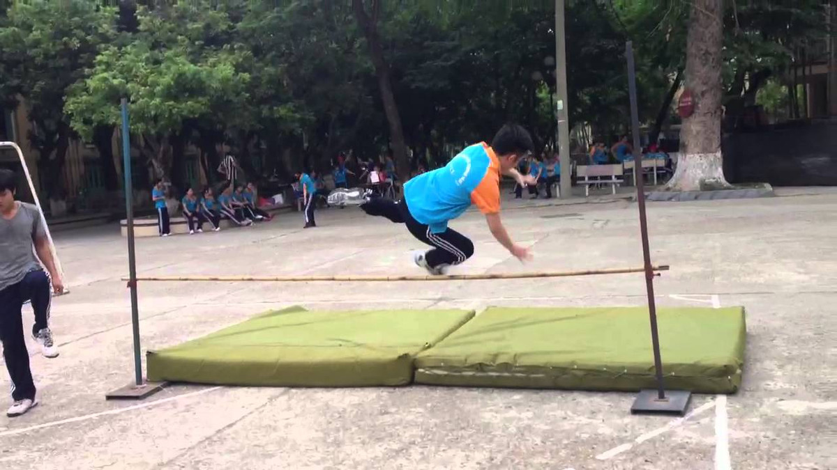 Kiếp trước không hiểu có duyên nợ gì với cây xà mà kiếp này cứ đến gần chưa kịp làm gì là nó "đổ cái rầm" trước mình...