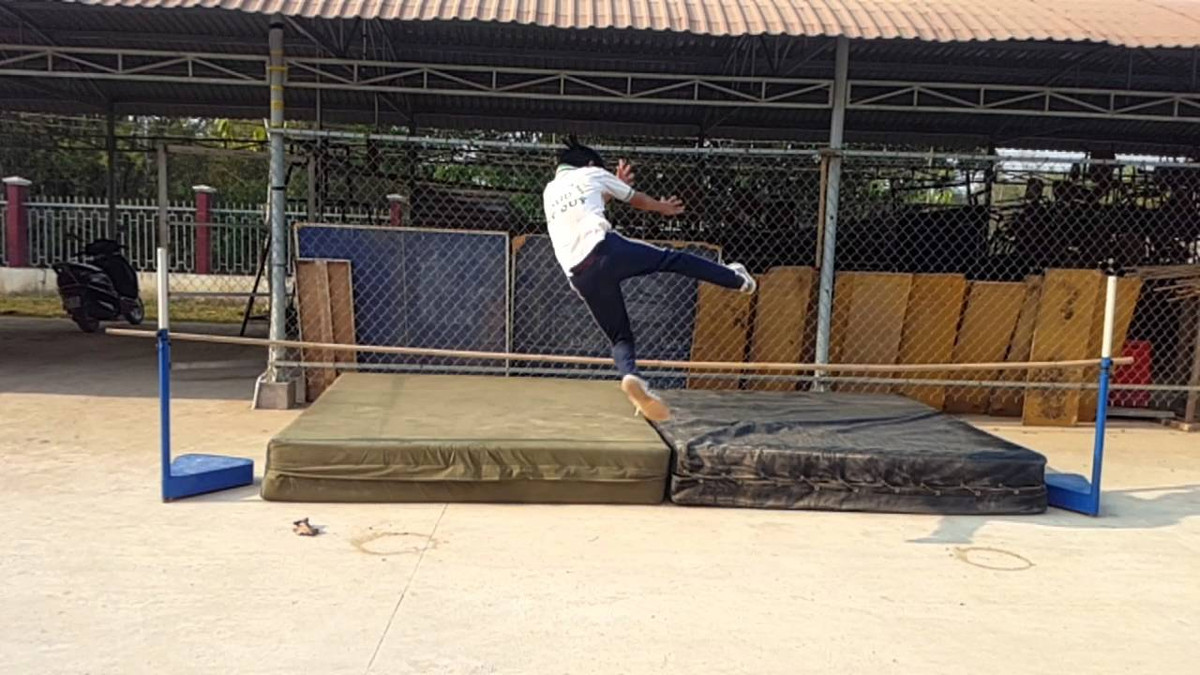 Nickname B.B cho biết: "Cái cảm giác cả lớp đều nhảy qua nhưng còn mỗi mình mình đứng đó vẫn chưa qua lần nào nó cay đắng thật sự các bạn ơi huhuhu..."