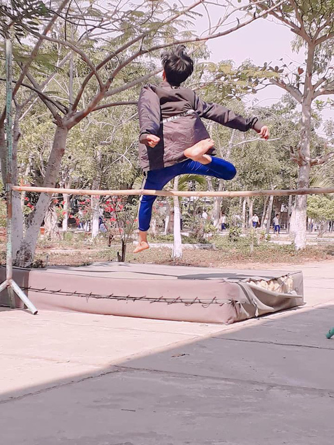 Bên cạnh các môn đau đầu như Toán, Lý, Hóa thì Thể Dục được coi là môn học gây ra nỗi ám ảnh kinh hoàng với các thế hệ học sinh. Đặc biệt, với những bạn phải học môn nhảy xà thì quả là không quên được những lần phải đối mặt với ác mộng này.