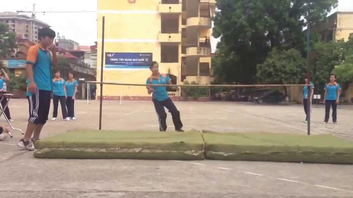 Trước đó, cộng đồng mạng cũng từng chia sẻ những tình huống "dở khóc dờ cười" khi chiến đấu với môn nhảy xà như rách quần, ôm xà hay nhảy hụt đệm.