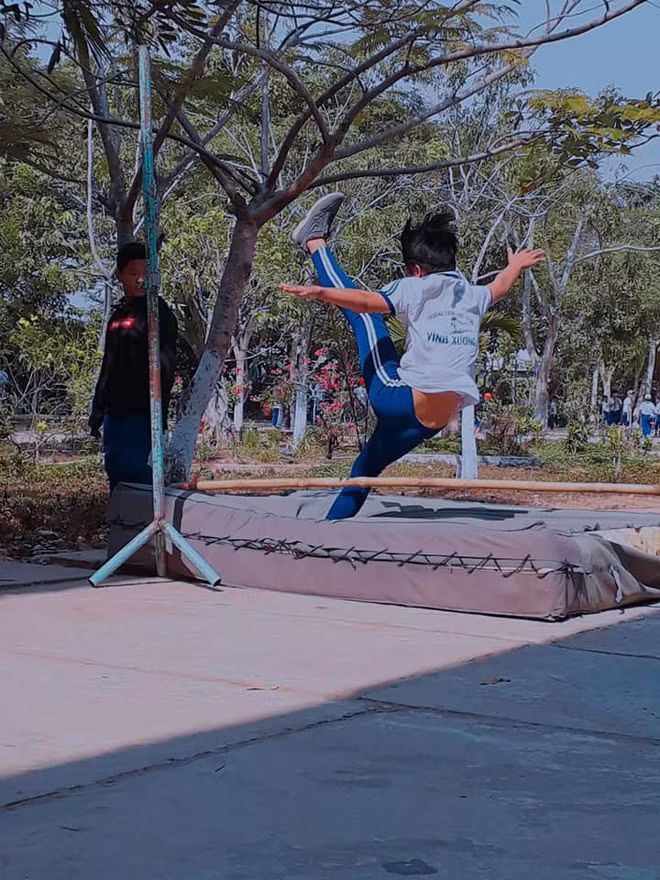 Cũng chính từ thanh xà mỏng manh ấy, biết bao số phận học sinh phải khóc thét từ năm này qua năm khác đến khi cảm thấy bất lực thực sự thì chỉ còn cách bỏ học hoặc không lấy bằn.