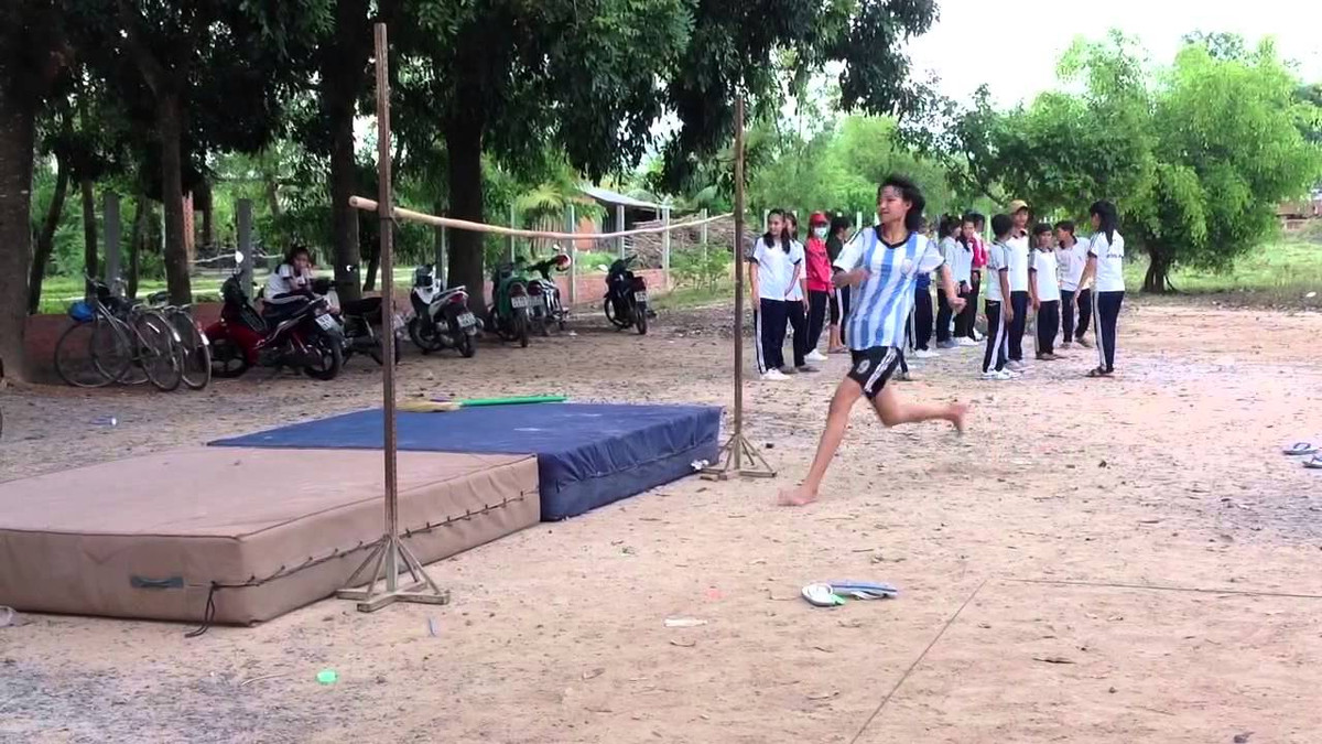 Theo nhiều dân mạng kể lại: "Với môn nhảy xà, mông thì qua rồi đấy nhưng chân vẫn thập thò ở lại, thật sự chán đời".