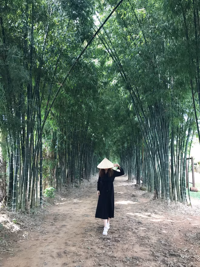 Cũng theo Hồng Ngọc, cô không coi đây là bộ ảnh sưu tập hình ảnh check-in đơn thuần mà nó còn là bộ sưu tập thanh xuân của mình và rất tâm đắc với sản phẩm mình tạo.