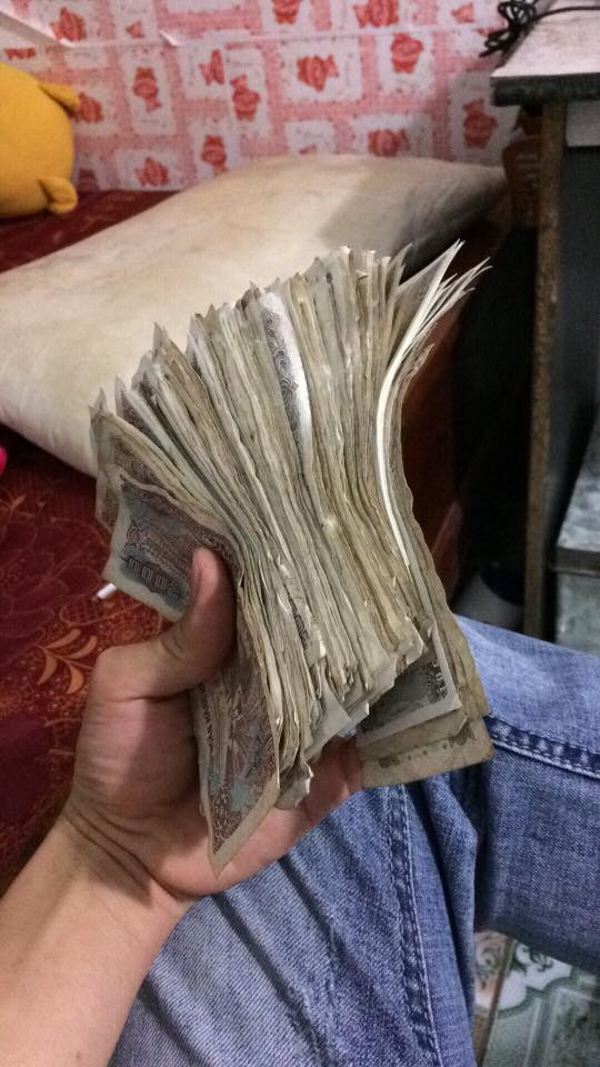 Vừa qua trên MXH Facebook, tài khoản Hoàng Nam đã đăng tải hình một lọ tiền lẻ kèm theo dòng trạng thái: "Tiền tiết kiệm để lấy vợ" khiến cư dân mạng vô cùng thích thú.