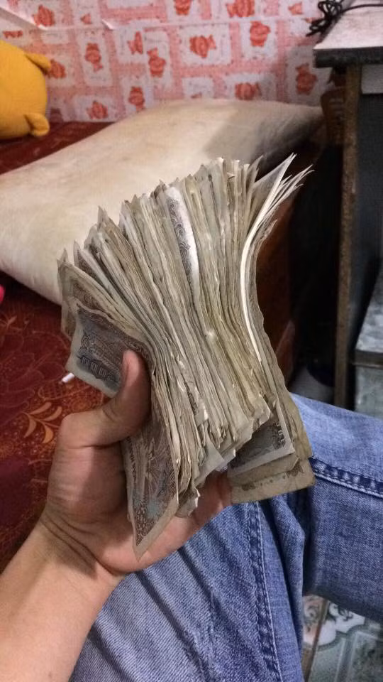 Vừa qua trên MXH Facebook, tài khoản Hoàng Nam đã đăng tải hình một lọ tiền lẻ kèm theo dòng trạng thái: "Tiền tiết kiệm để lấy vợ" khiến cư dân mạng vô cùng thích thú.