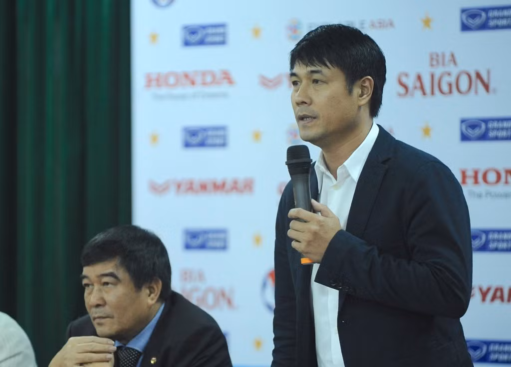 HLV Hữu Thắng công bố danh sách của ĐTQG chiều ngày 11/3. Ảnh: Zing.