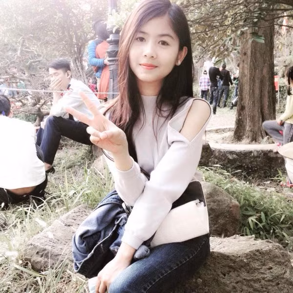 Vẻ xinh đẹp mặn mà của cô nàng chân khoèo mắt lác khiến nhiều người bất ngờ và tiếp tục ngóng chờ những hình ảnh tiếp theo của cô nàng này.