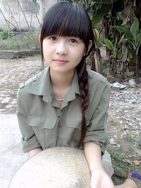 Trước đây, cô nàng này sở hữu vẻ đẹp dễ thương bằng khuôn mặt mộc và dịu dàng. Sau một thời gian mai danh ẩn tích, cô đã trở lại và cho cư dân mạng một diện mạo hoàn toàn mới với vẻ đẹp mặn mà của một thiếu nữ.