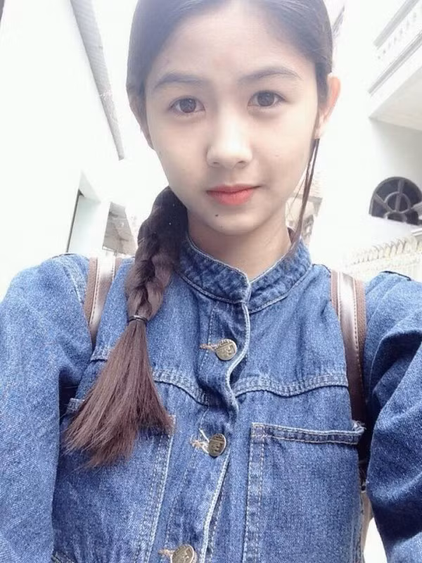 Sở hữu khuôn mặt đáng yêu, nước da trắng và đặc biệt là cô nàng hot girl này có khả năng làm những hành động buồn cười thu hút sự chú ý từ phía cộng đồng mạng.