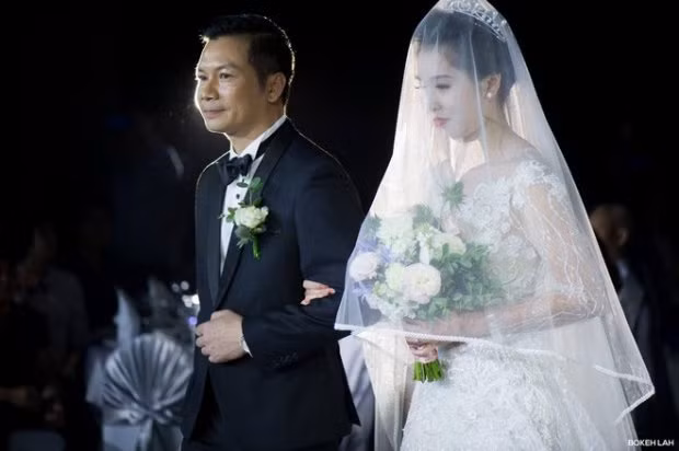 Đám cưới đẹp lung linh như cổ tích và không kém phần hoành tráng theo phong cách biển cả của hai người đã diễn ra tại một khách sạn 5 sao ở Hà Nội vào tháng 3 đã thu hút được rất nhiều sự quan tâm của cộng đồng mạng. Ảnh: Trần Việt Thụy.