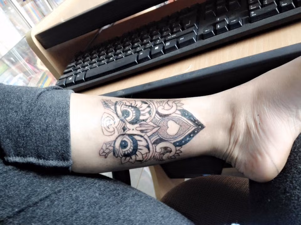 Hình xăm con cú do Diệp Anh's tự tay xăm cho chính mình.