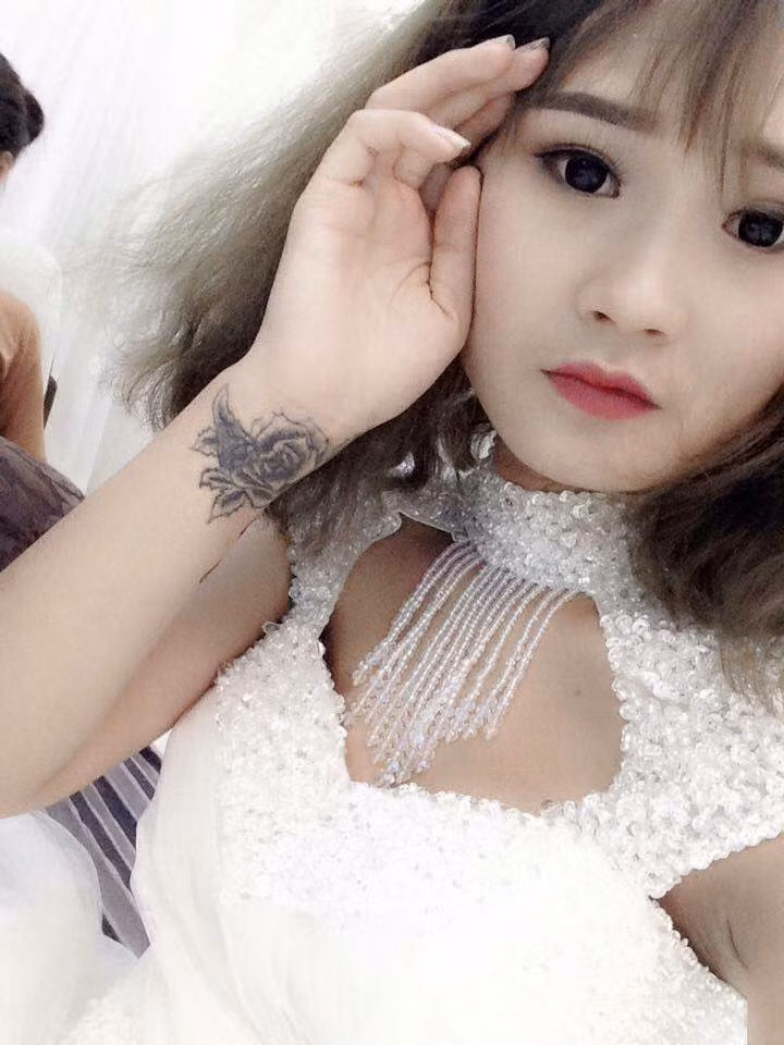 Theo chia sẻ thì Diệp Anh's đã đam mê với những hình xăm từ khi học cấp 2 nhưng mãi khi lên tới cấp 3, cô gái xinh đẹp 9X này mới quyết định sở hữu hình xăm đầu tiên đó là hình trái tim trên ngón tay phải.